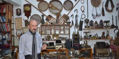 45 yıllık sanat hayatında bugün 5 binden fazla antika eşyanın sahibi oldu