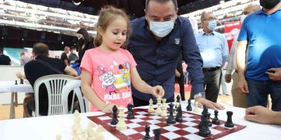 7-12 yaş arası katılımcılarla satranç turnuvası