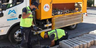 Mersin’de su taşkınlarının önlenmesi için ızgara temizliği yapılıyor