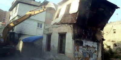 Akdeniz’de metruk binaların yıkımı sürüyor