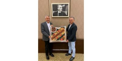 Uysal’dan Adana Büyükşehir Belediye Başkanı Karalar’a anlamlı hediye