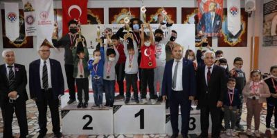 Satranç turnuvasında dereceye girenlere ödülleri verildi
