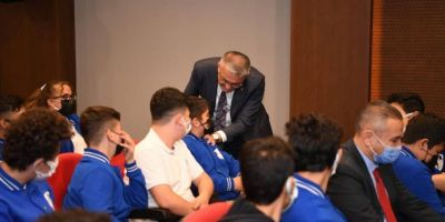 Vali Yazıcı, 110 öğrenci ile birlikte kitap okudu