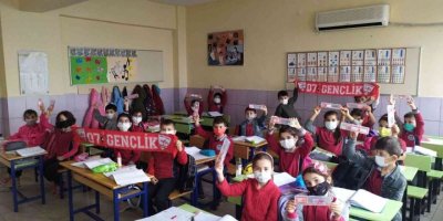 Antalyaspor kırtasiye setleri Kepezli öğrencilere dağıtıldı