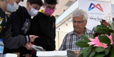 Çağlar, "Mersin ve Tarsus Halk Kültürü" kitabını okurları için imzaladı