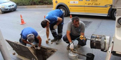 Manavgat’ta yağmur suyu giderleri temizlendi