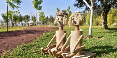 Kepez’de budanan ağaç dalları sanata dönüştü