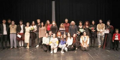 Tiyatro öğrencileri, ‘Çok Yaşa’ oyunu ile mezun oldu