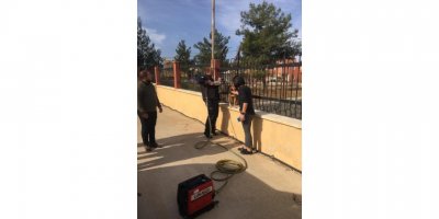 Demir Parmaklıklara Sıkışan Köpek İtfaiye Ekiplerince Kurtarıldı