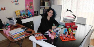 Yemek odasından binlerce öğrenciye İngilizce öğretiyor