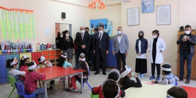 Başkan Yılmaz’dan öğrencilere diş bakım seti