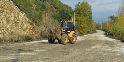 Serik’te selden etkilenen yollarda temizlik çalışması