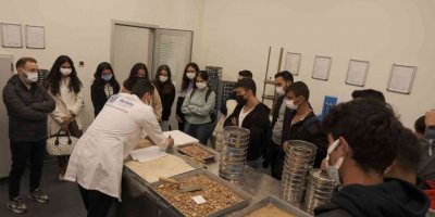 Üniversiteliler yapı malzemeleri laboratuvarını gezdi