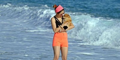 Gök Gürültülü Sağanak Beklenen Antalya’da, Güneşli Havayı Gören Soluğu Sahilde Aldı