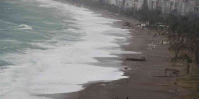 Meteoroloji’nin ‘turuncu’ kod ile uyardığı Antalya’da dev dalgalar sahili dövdü