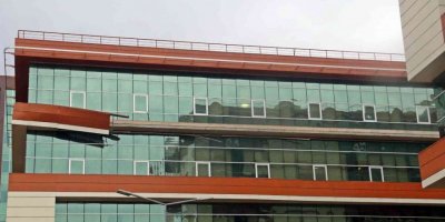 Antalya’da fırtına hastane dış kaplamasını söktü, ağaçları devirip, tekneleri beşik gibi salladı