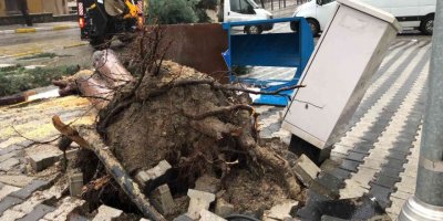 Isparta’da etkili yağış sonrası rögar kapakları taştı