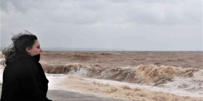 Dünya ünlü Konyaaltı sahilinde denizin rengi kahverengiye döndü