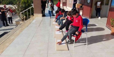 Öğrenciler ayaklarıyla resim yaptı, gözleri kapalı yemek yedi