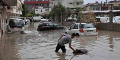 Silifke’de yağışlar sele neden oldu, araçlar sulara kapıldı