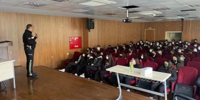 Trafik polislerinden öğrenci ve öğretmenlere eğitim