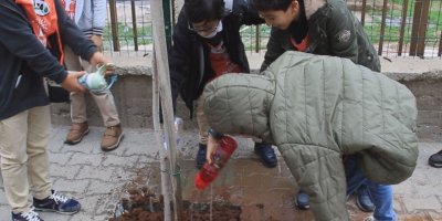 Fidanları toprakla buluşturan çocuklar, can suyunu suluklarıyla verdi
