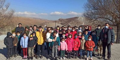 Gönüllülerden Kırsal Kesimde Yaşayan Çocuklara Mont Ve Bot Yardımı