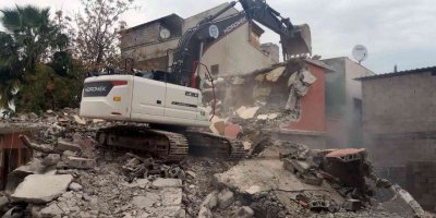 Akdeniz Belediyesi metruk binaların yıkımına devam ediyor