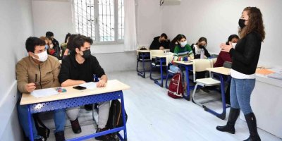 Konyaaltı’nda 300 öğrenciye eğitim desteği