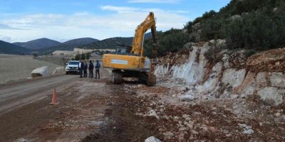 Korkuteli’nde yol yapım çalışması