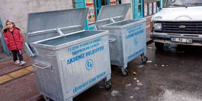 Akdeniz’de eskiyen çöp konteynırları yenileniyor