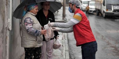 Mersin’de İhtiyaç Sahibi Vatandaşlara Ücretsiz Ekmek Dağıtılıyor