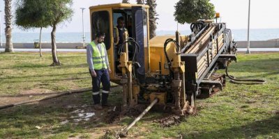 Mersin Büyükşehir Belediyesi, yatay sondaj çalışmasıyla kazı yapmadan sulama borusu döşüyor