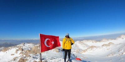 3054 rakımdaki Türk bayrağını yenilediler