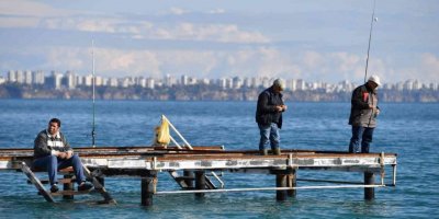 Konyaaltı’nda denize girip, Saklıkent’te karla oynuyorlar