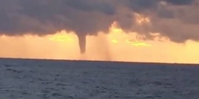 Denizi bulutlar kapladı hortum çıktı, o anlar kameraya yansıdı