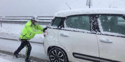 Isparta’da sürücülerin yardımına polis koştu