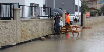 Okulun sokağını su bastı