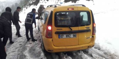 Kar sebebiyle kapanan yollarda zorlu mesai