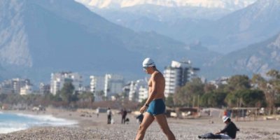 30 dakikada iki mevsim yaşayan Antalyalılar karlı dağlara karşı kulaç attı