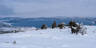 Vali Arslantaş vatandaşları Salda gölü manzaralı kayak merkezine davet etti