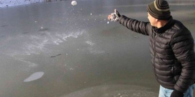 Mersin’de sulama göleti dondu, ağaçlarda buz sarkıtı oluştu