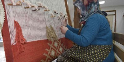 Alyazma kilimi her sırası ayrı emekle dokunarak yaşatılıyor