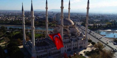 Türkiye’nin en büyük ilk Türk bayrağı Merkez Camisi’ne asıldı