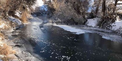 Tufanbeyli’de Göksu Irmağı buz tuttu