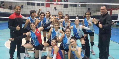 Seyhan’ın genç kız voleybolcuları şampiyon