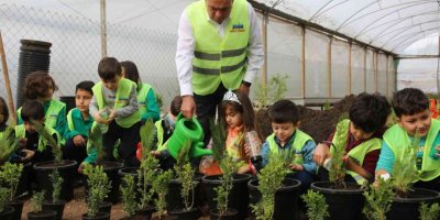 Çocuklar kendilerine özel serada ekiyor, suluyor, yetiştiriyor