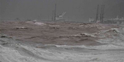 Dünyaca ünlü Konyaaltı Sahili’nde denizin rengi kahverengiye döndü