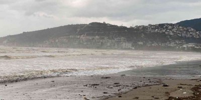 Kırmızı Kod’lu Finike’de deniz kahverengiye döndü