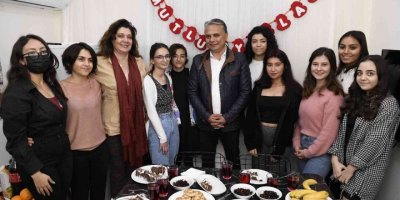 Başkan Uysal, kız öğrencilerin yeni yılını kutladı